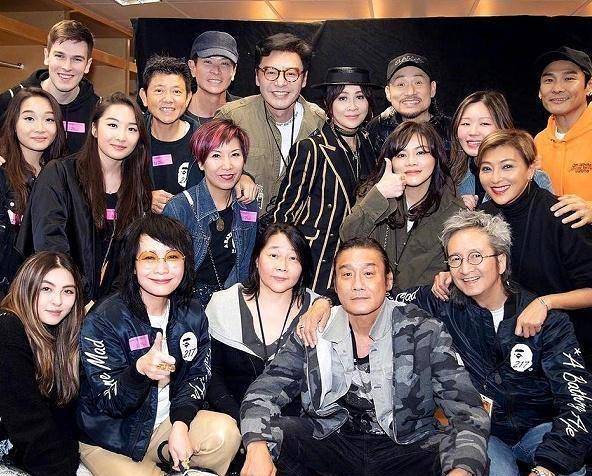 梁家辉61岁生日,刘嘉玲张学友等人为其庆生,生日蛋糕上面写着19