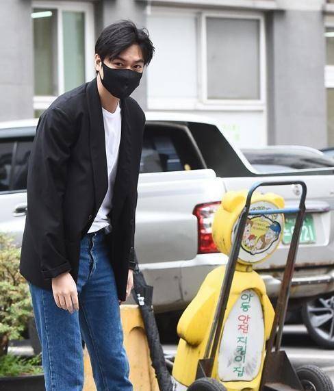 李敏镐结束两年兵役正式退伍,西装打扮休闲帅气_服兵役_网友_明星