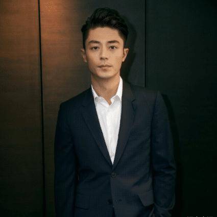 因为霍建华的年纪已经不小了,虽然他保养的很好,但是也要改变不了他