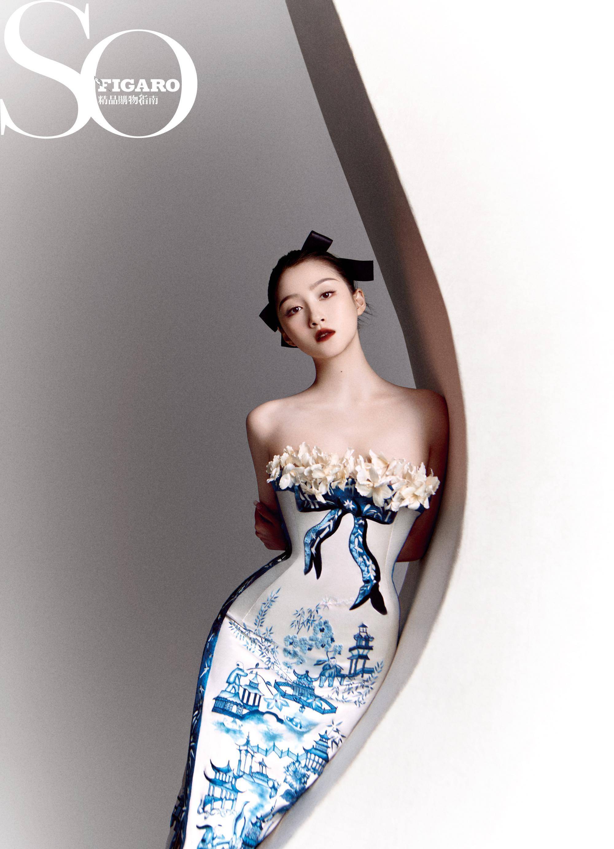 关晓彤穿抹胸旗袍登sofigaro,凹凸有致化身青花瓷,大玩下身失踪_时尚