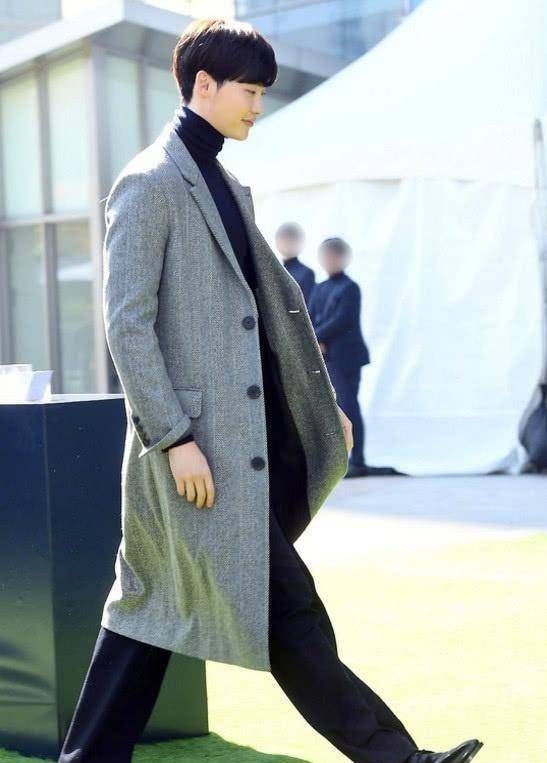 李钟硕只是穿了件长款风衣,竟走出两米气场来,画风简直迷翻人!