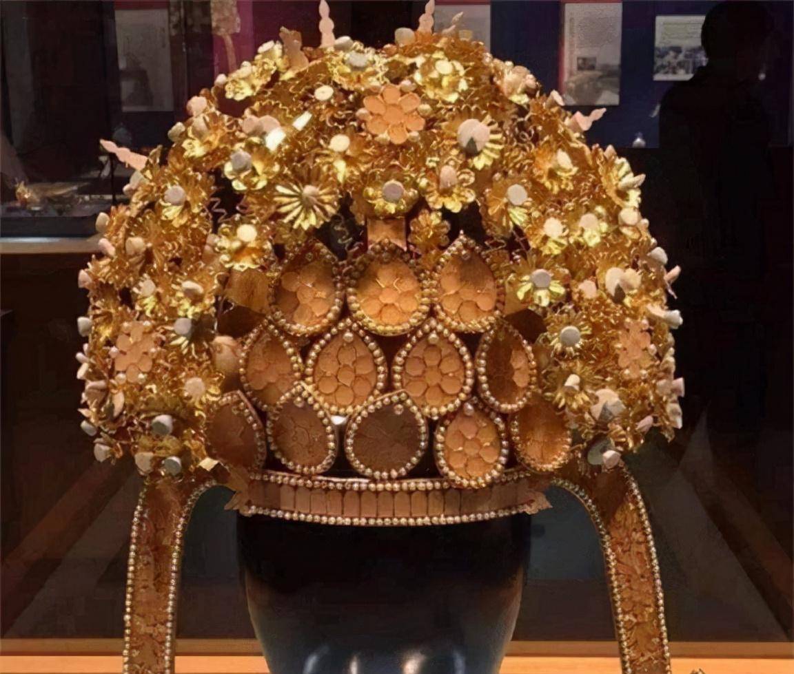 农村大妈头戴凤冠去鉴宝,刚走上台前,专家:你赶紧先摘下来_文物_凤凰
