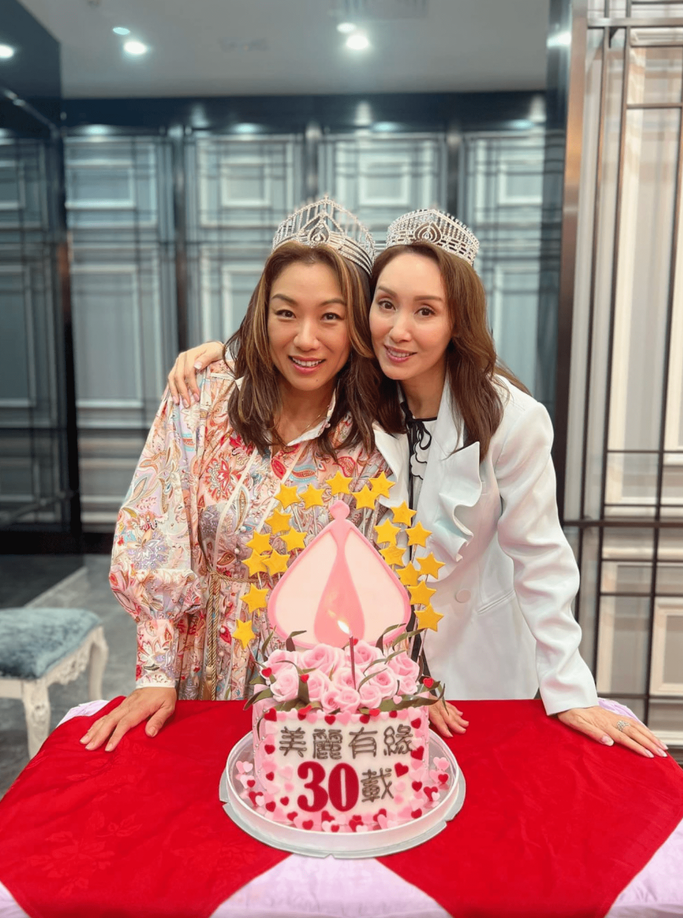 93年港姐聚会庆祝30周年,郭可盈罕露脸,合照与冠军莫可欣坐中间