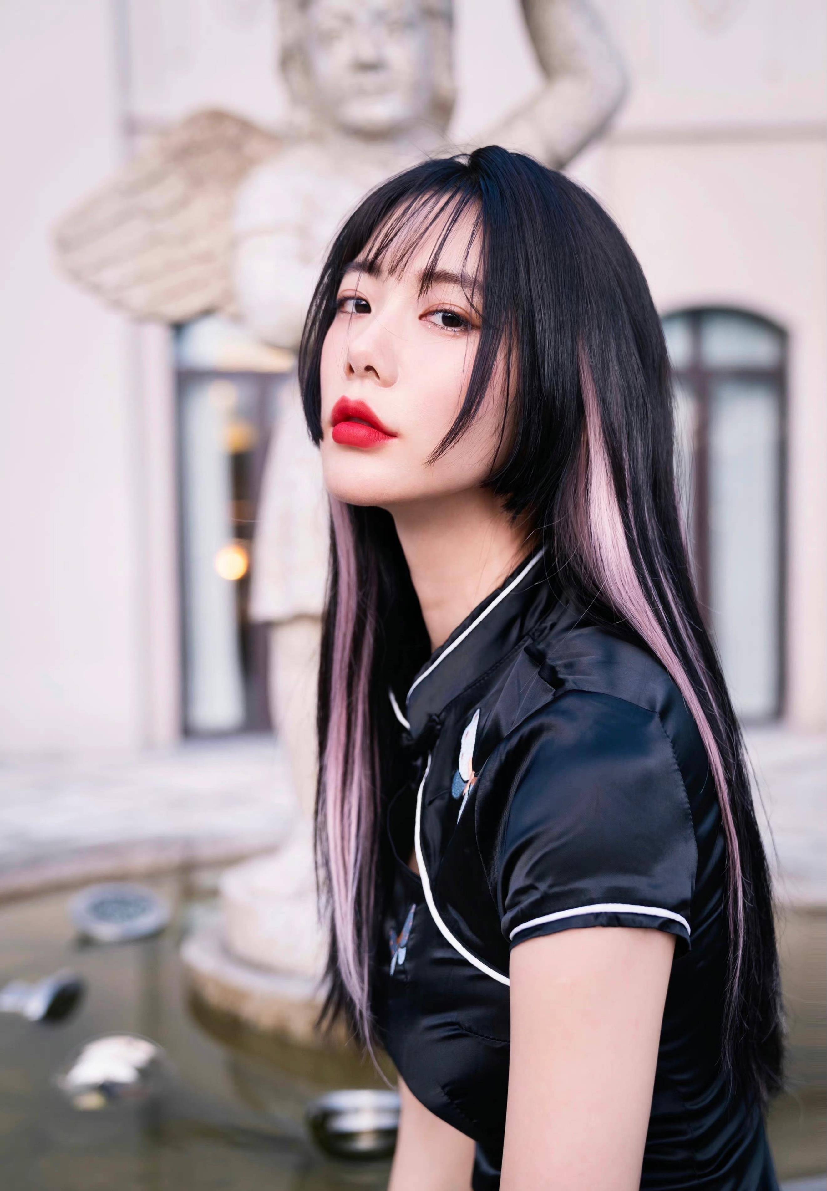 "亚洲第一美女"克拉拉穿升级版旗袍秀"波浪纹",大气又妩媚_时尚_经典