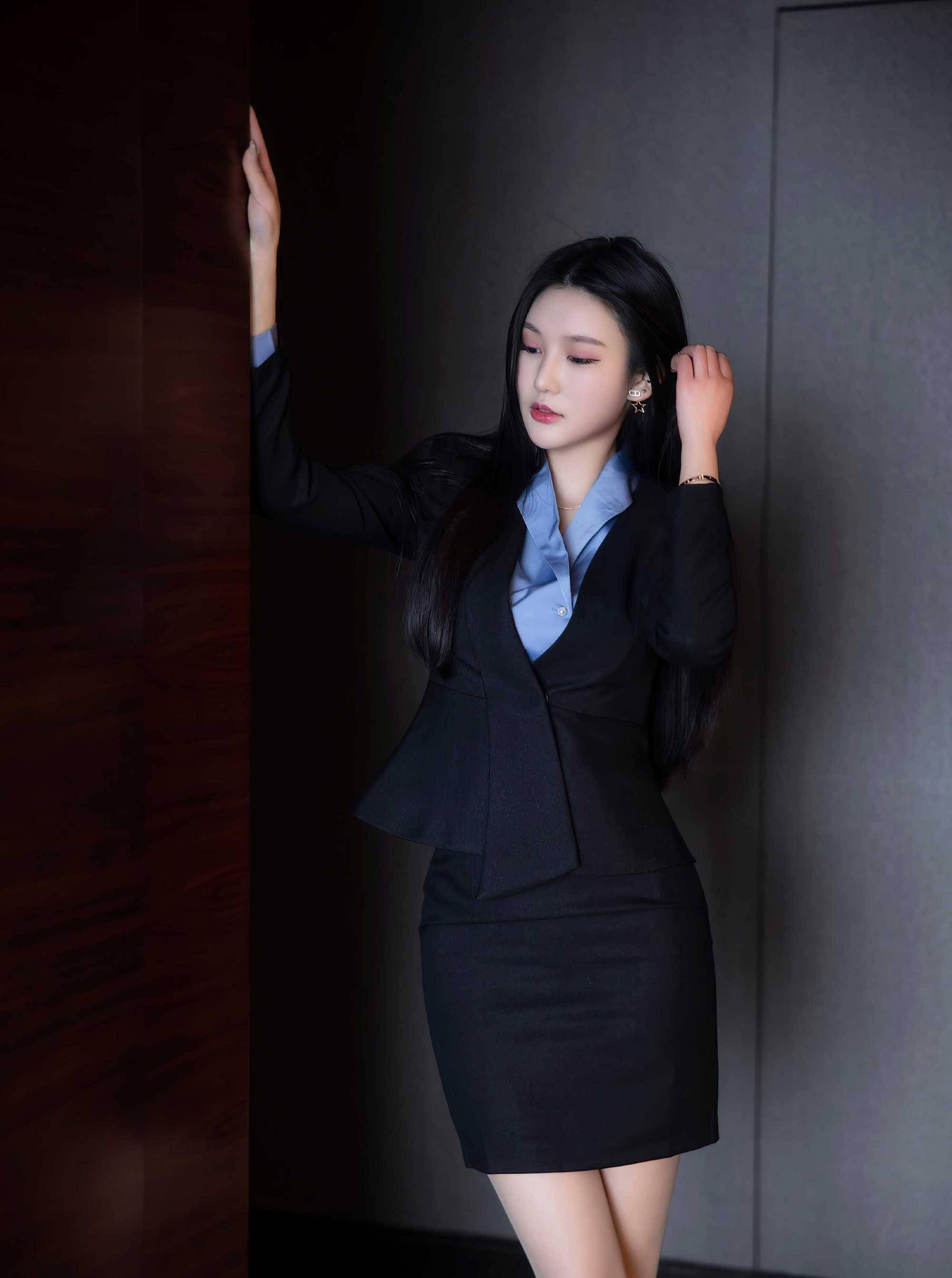 的职场女性照片,蓝色衬衫配超白皮肤,丝袜高跟鞋时髦又优雅_女人_职业