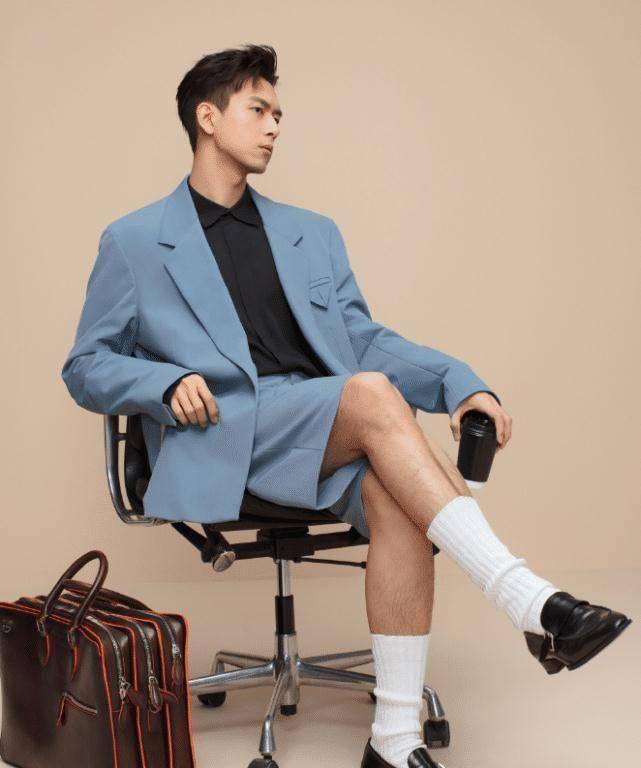 李现街拍照流出,穿扎染拼色牛仔服出镜,平头发型痞帅十足_时尚_西装_l