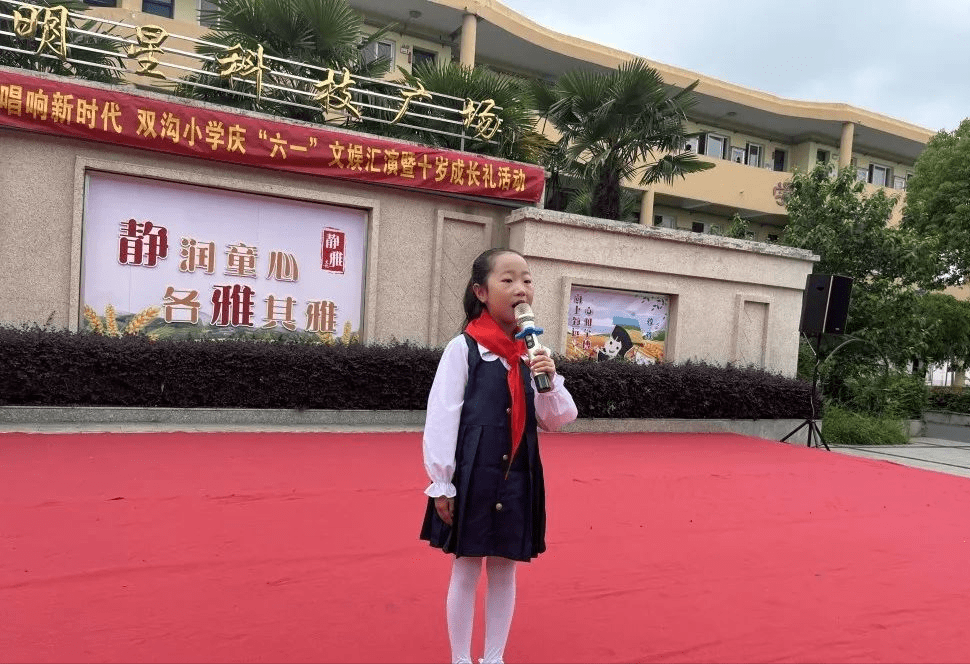 新入队的优秀学生代表许诗涵上台发言,表达了每一位新队员好好学习,好