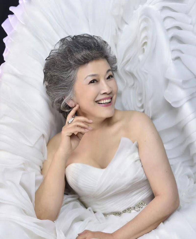 被宋春丽老年状态惊艳:头发花白,衣装简约,气质优雅又高级_女人_白发