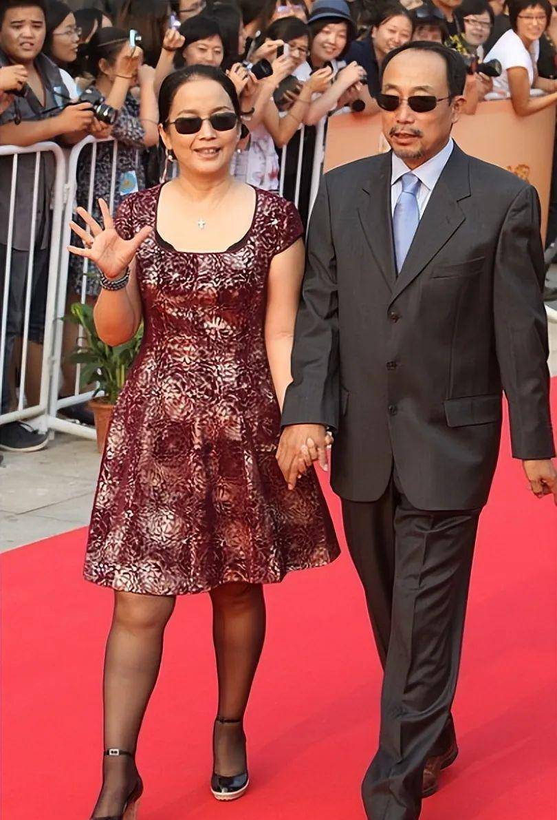 吕丽萍夫妇引领老年时尚,她穿旗袍太优雅,孙海英西装绅士又帅气_气质