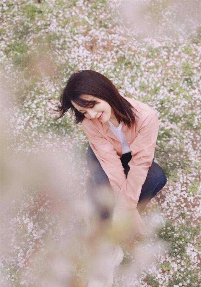 李沁好喜欢彩色单品,穿樱花粉衬衫配牛仔裤,甜美帅气_白色_风格_的