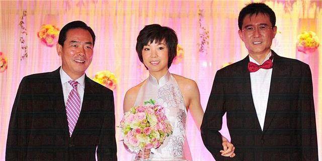 乒坛大魔王张怡宁过40岁生日,和两个孩子合影,面前四个大蛋糕_选手_赛