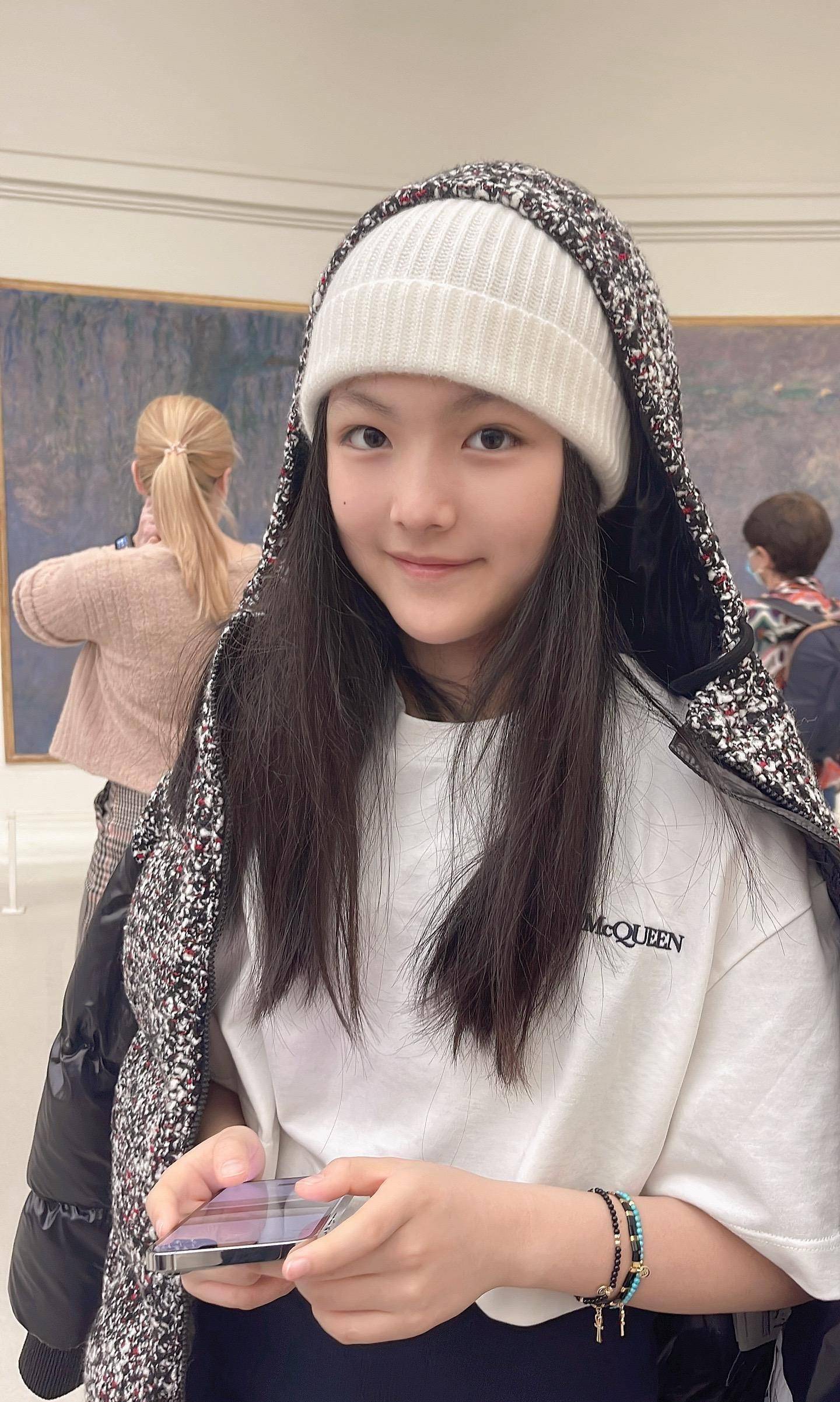 13岁王诗龄全身名牌气质恬静,被赞真正名媛_照片_画展_天赋