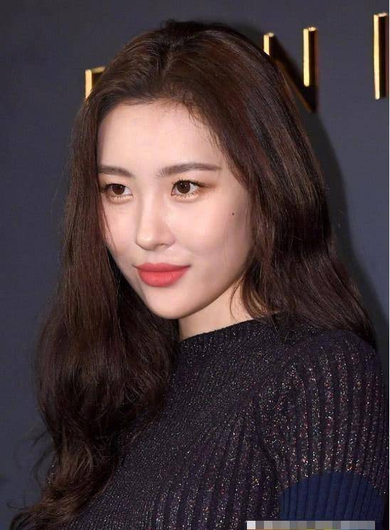 近日李宣美出席某品牌活动开业现场,一头栗色的卷发散落在胸前显得