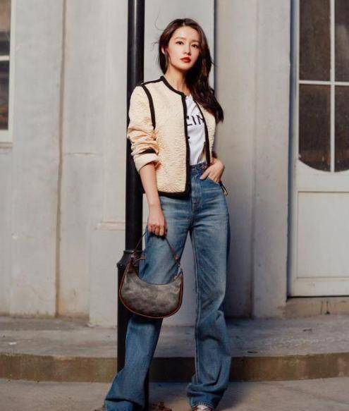 李沁衣品太可了,杏色小外套搭牛仔裤,精致又甜美_一身_方面_设计