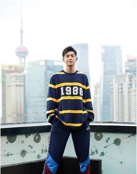 李现秋季明黄色毛衣穿搭,与蓝色搭配尽显男友味,休闲又时尚_卫衣_感觉