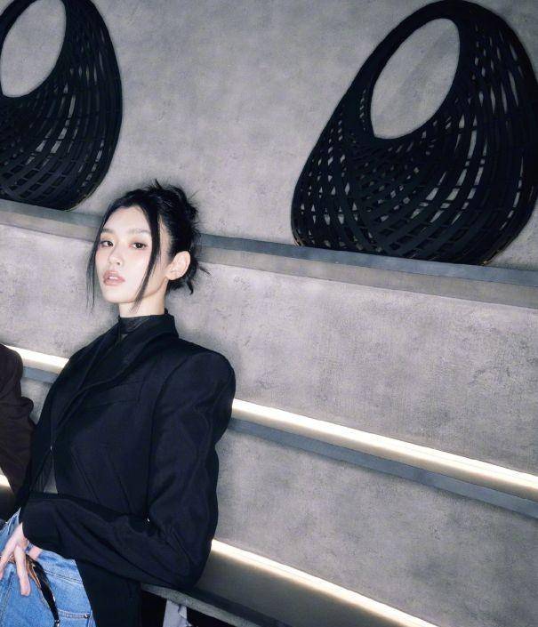 奚梦瑶活动造型遭吐槽,破洞牛仔裤被指奇怪,鲇鱼须刘海太出戏_谢梦瑶