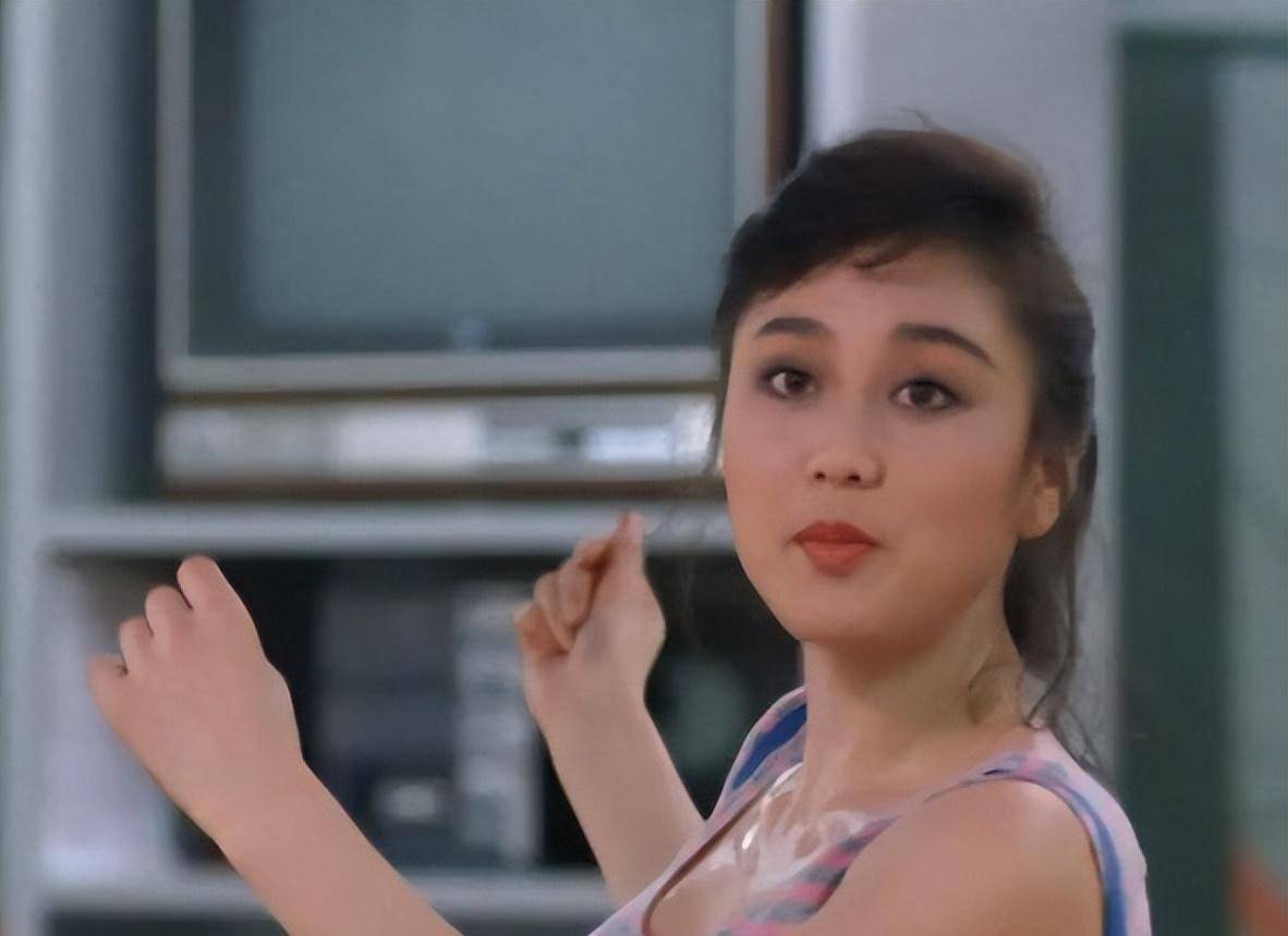 利智:被李连杰宠爱34年,外人看来是掉进蜜罐,甜蜜背后全是眼泪_香港