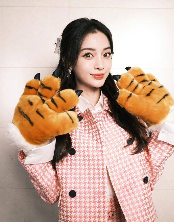 angelababy角色扮演金克丝,展现多变的可能,惊艳到了_游戏_人物_虚拟