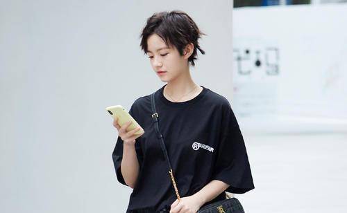 在《小欢喜》中,李庚希饰演的英子就是陶红饰演的宋