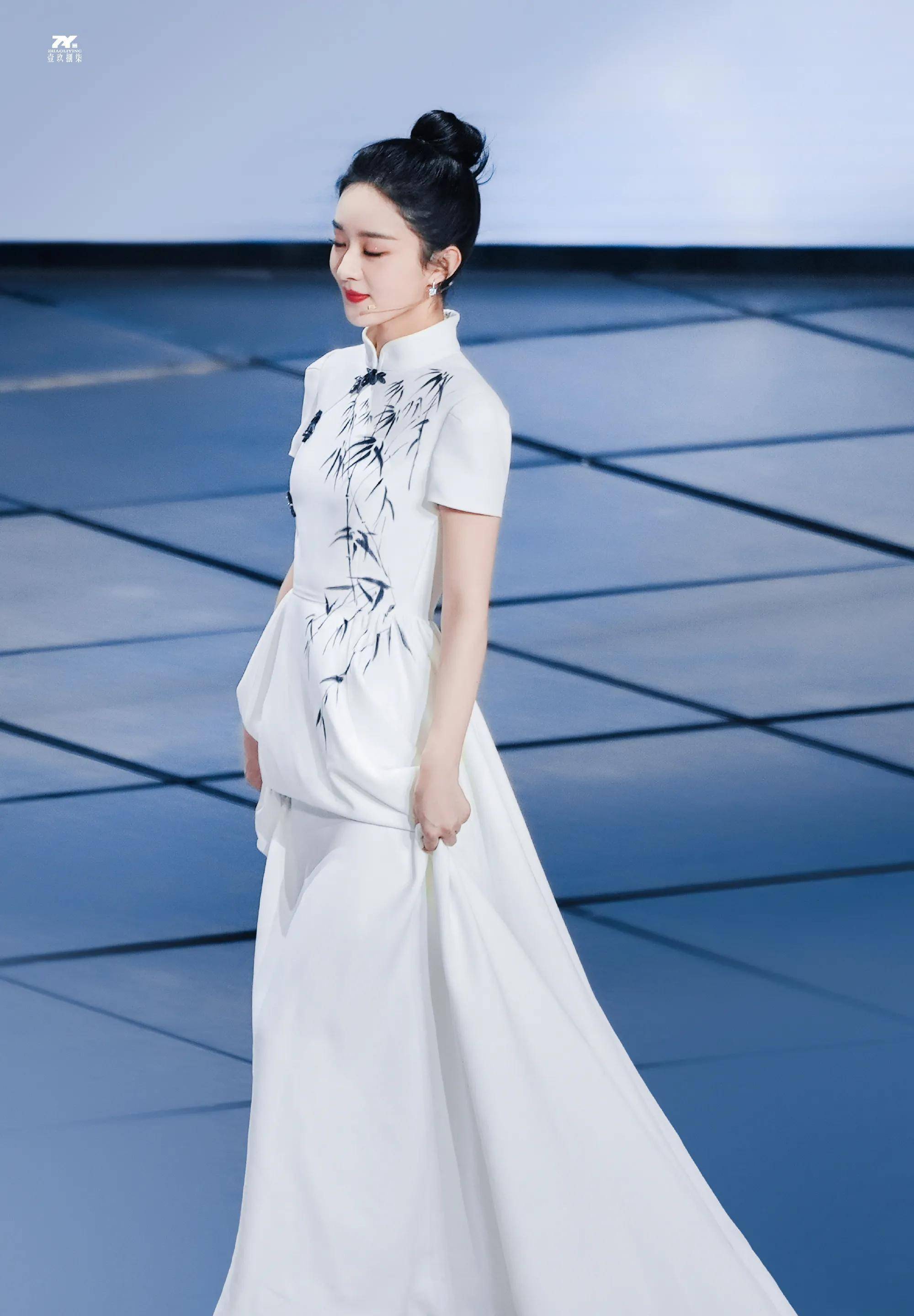 赵丽颖身穿印染竹节旗袍,端庄大气,抵挡笔下镜头,好美_玫瑰_恋情_颖宝