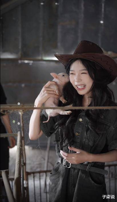 劁猪美少女惊艳网友,发布27个作品粉丝280万,她在猪圈里拍大片_姑娘