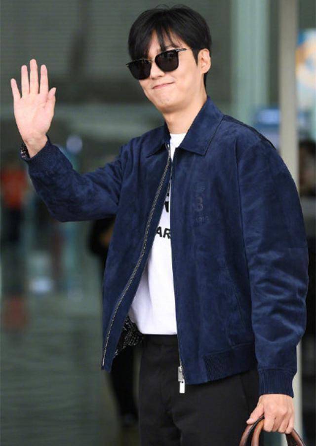 这次算是李敏镐退伍后首次公开亮相了,轻装上阵,一身休闲装拎着手提包