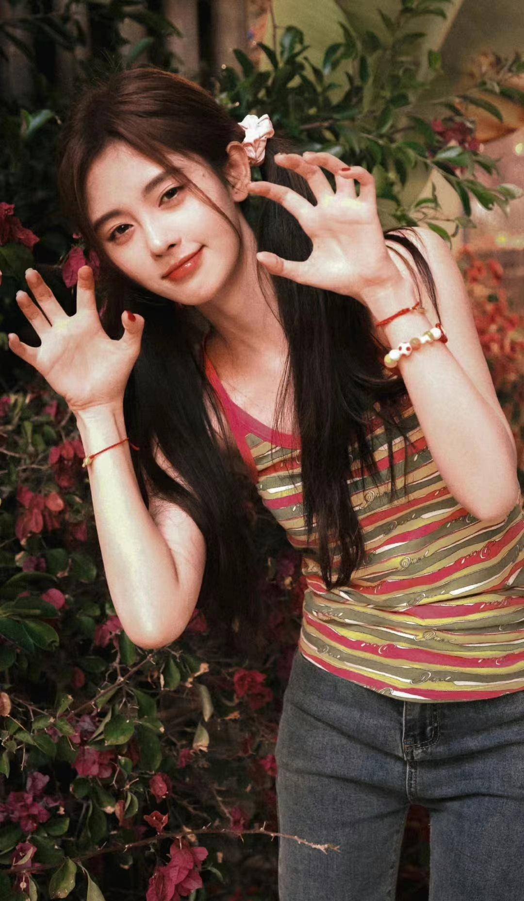 鞠婧祎拍照春暖花开,条纹背心配修身牛仔裤,复古简约,少女感_时尚