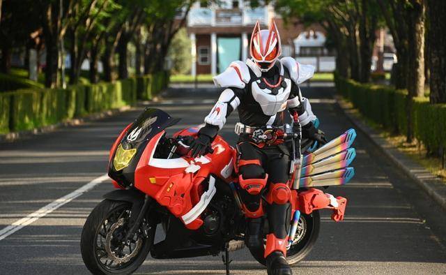 假面骑士极狐达成基础形态登场次数最少的成就然而实力是最强的