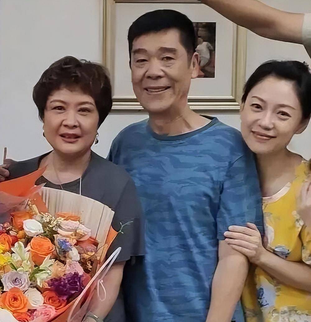 55岁的广州演员虎艳芬,戏中为阿宗守寡17年,戏外与阿光恩爱32年