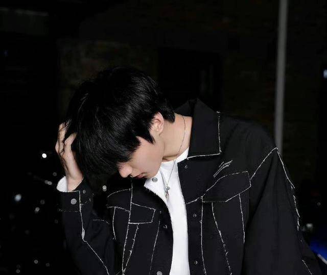 刘耀文坐经济舱遭私生怼脸拍,助理无奈拉帘子保护,结果被说作秀_问题