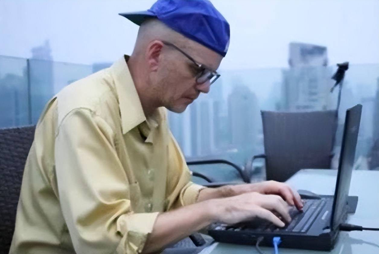 他被美国无情抛弃,毅然决然投靠中国,顺手带来价值1500亿项目_戴维