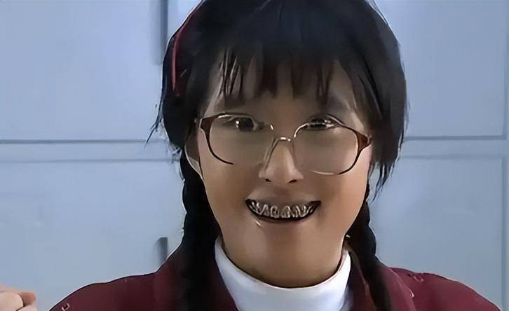 大眼睛框,钢牙妹,黑皮肤,简直是不要太丑,现在很少演员愿意扮演这么丑