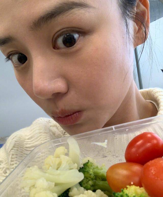 马思纯肚子赘肉喜提热搜,本人晒"蚂蚁腰"p图正面回应太刚了_身材_因为