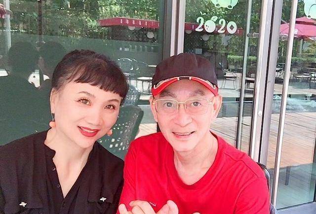 六小龄童与妻子于虹罕见同框,二人迎结婚32周年,幸福满满_照片_网友