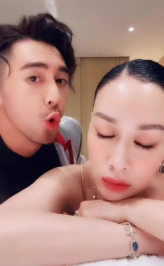 50岁钟丽缇被疑怀四胎,穿着宽松难遮突出小腹,曾被拍现身妇产科_张伦