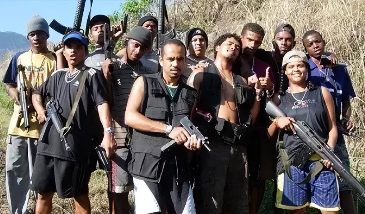 他8岁一枪干掉老大,28岁被枪杀,这个男人带你见识巴西黑帮_贫民窟