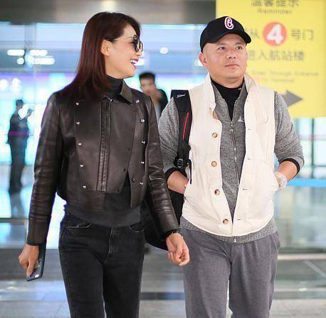 刘涛王珂罕见机场秀,皮衣红唇美艳霸气,看着比小2岁老公还要嫩_面料