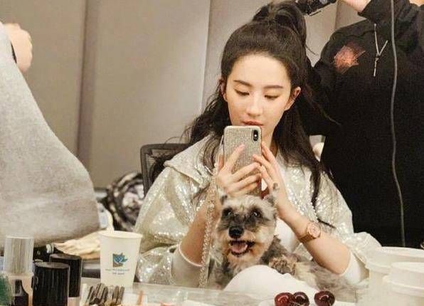 刘亦菲2022年现身,穿皮草贵妇范儿十足,可颜值败给28岁的小干妈