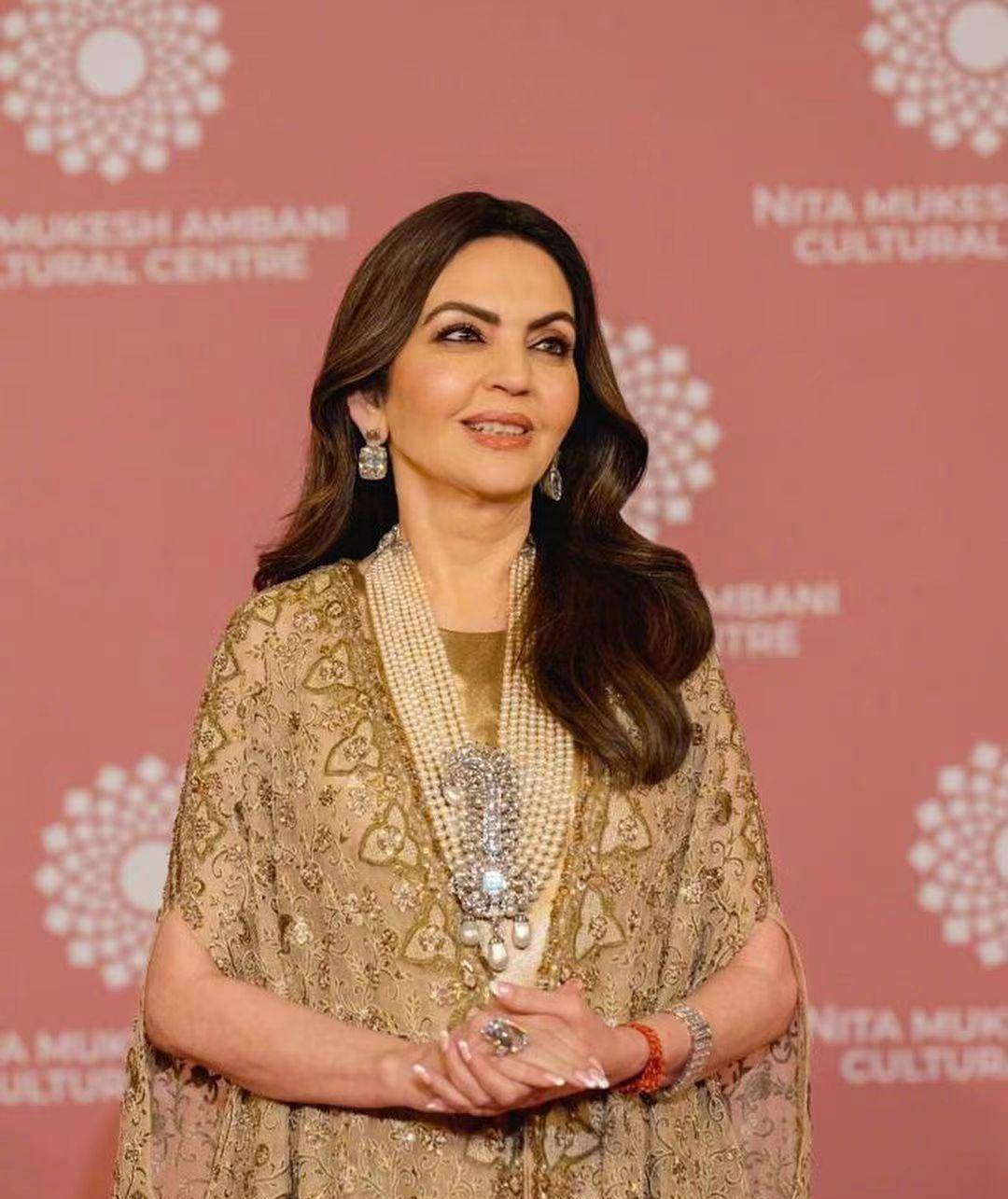 印度首富老婆出尽风头!穿纱丽跳舞真是太神奇了,难怪一跳就能嫁入豪门