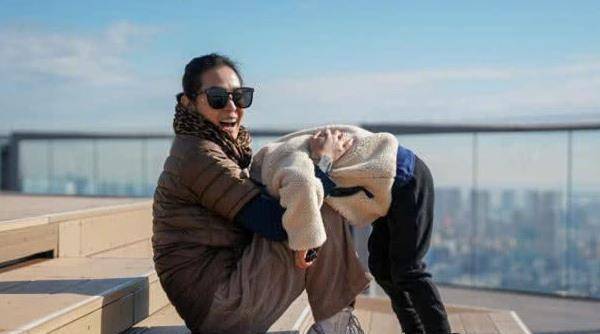 刘若英晒一家3口甜蜜合照,与富豪老公分房9年,原因简直颠覆三观_生活