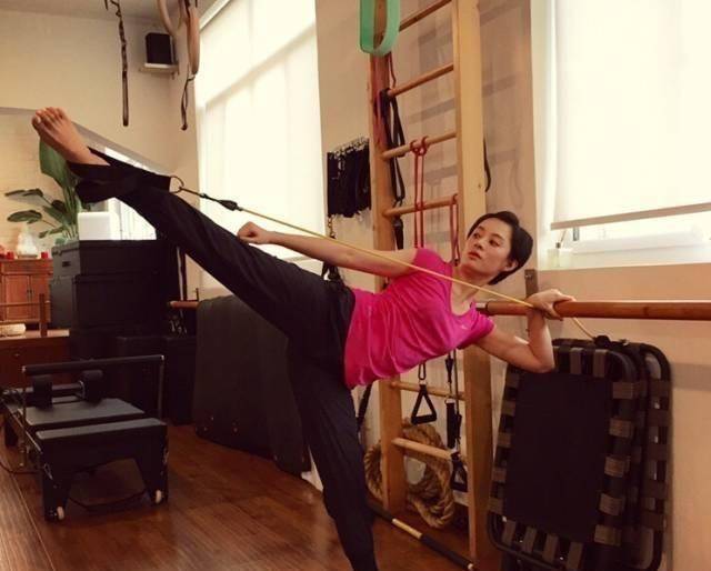 路人镜头下的闫妮,叠穿造型气质出众,49岁状态如少女_运动_漂亮_时候