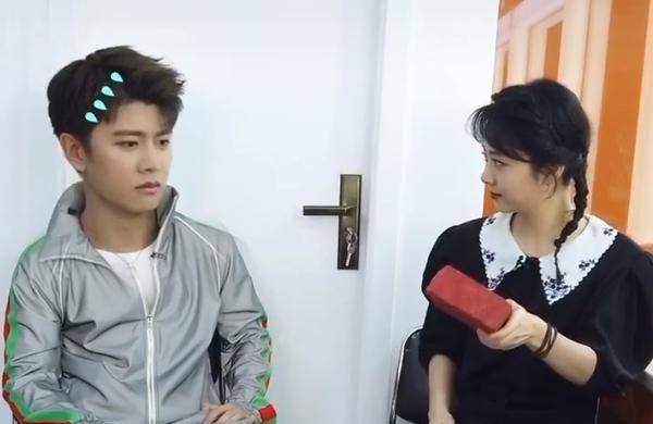 陆大人给今夏拧瓶盖,今夏却劈砖头表达感谢,陆大人吓得一身汗_谭松韵