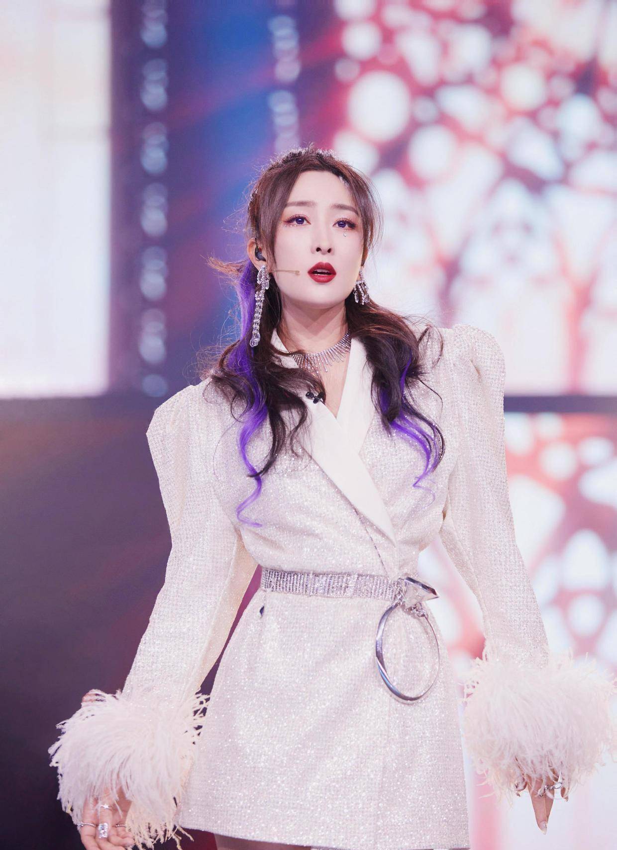 马苏又美回颜值巅峰,穿白色不规则拼接礼服成熟稳重,气质高贵_西装_穿