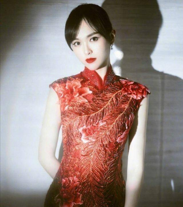 六位穿旗袍的女演员,热巴很可爱,李宇春有个性,但她不够_戚薇_女人_唐