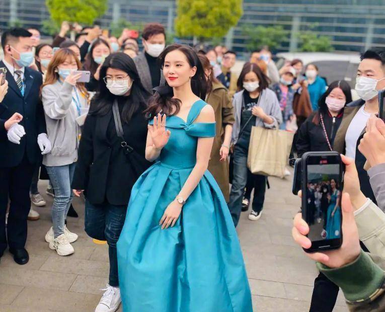 刘诗诗出席活动,被玩偶撞到头笑脸应对,路人镜头下公主本人_照片_反应