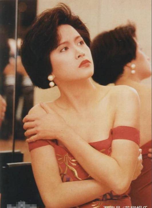 现下的年轻人对邵美琪的印象并不深,毕竟她成名较早且为人谦虚,加上