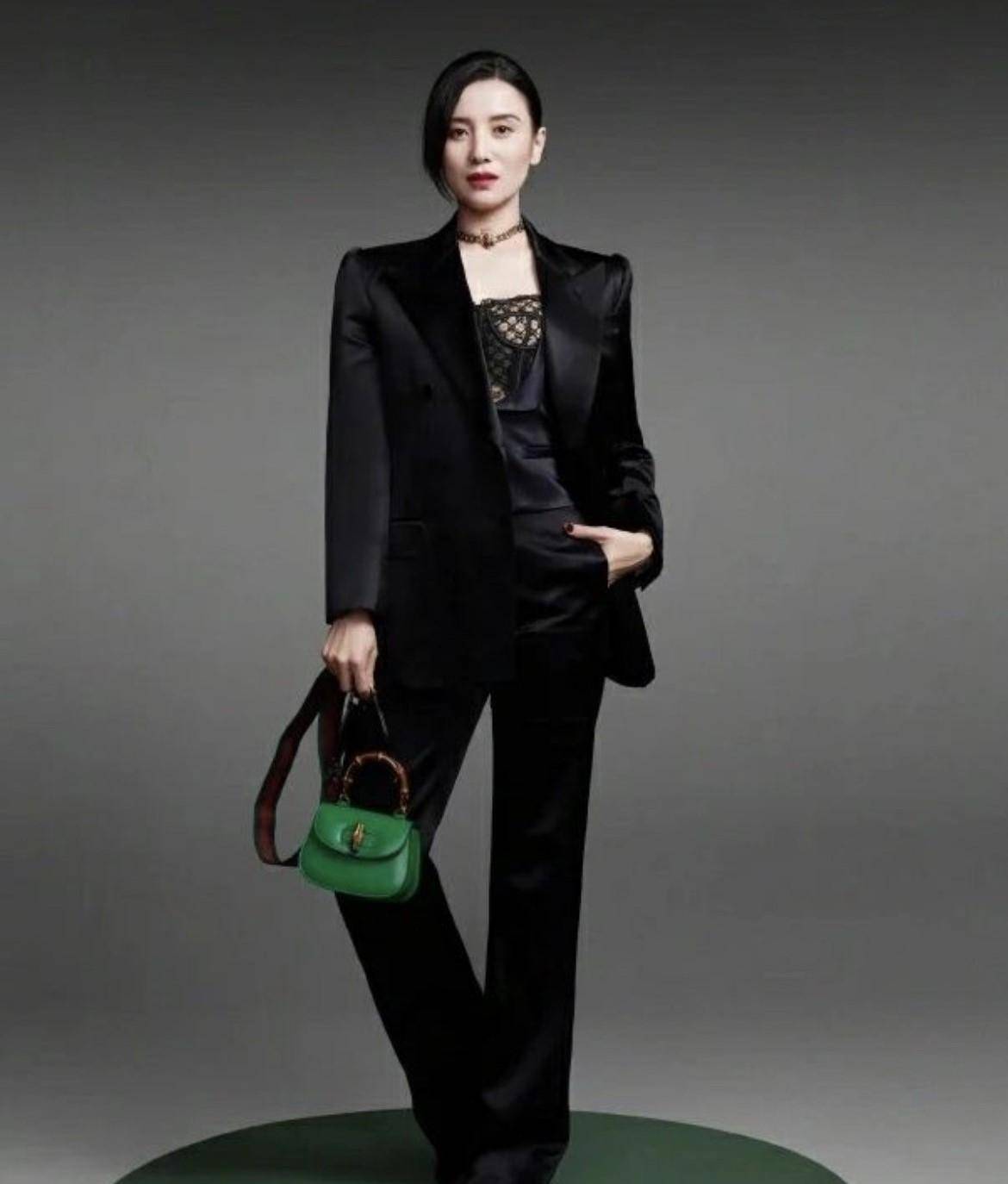 42岁的宋佳怎么越来越漂亮了,西装衬衫也能美得惊人,像红酒一样迷人