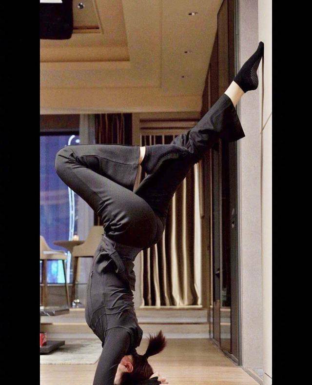 惊艳的"手肘倒立"体式,王子文的瑜伽倒立与开髋,还有迪丽热巴,蒋欣