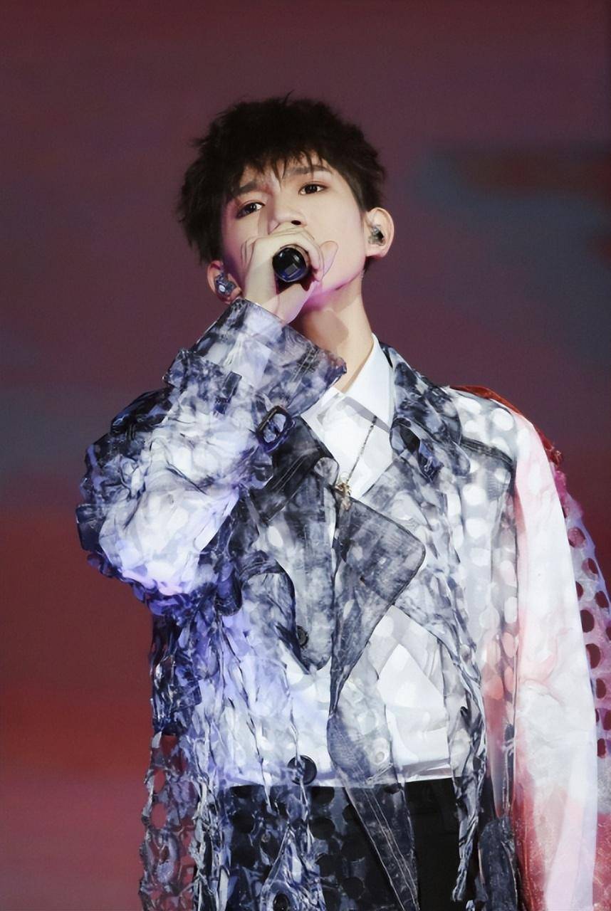 chatgpt:王源女粉穿婚纱致与男友分数,你怎么看?_行为_事情_公众人物