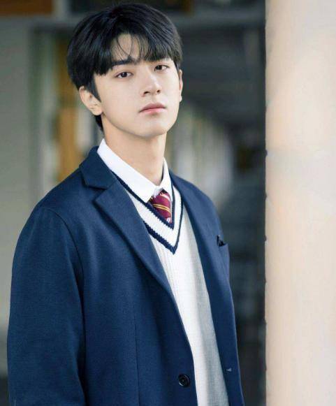 林一上公开课被偷拍,校花坐旁边颜值配一脸,宛如偶像剧男女主_图片